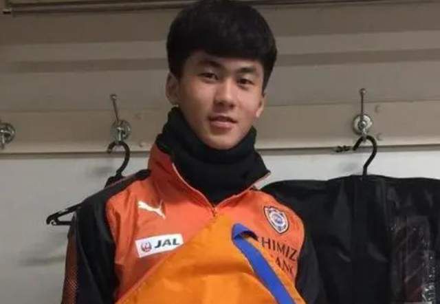 美艳ts调教直男喝尿